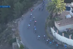 Video | Dekker mist bocht in Ronde van Valencia en duikt zo het ravijn in; staat gelukkig weer op