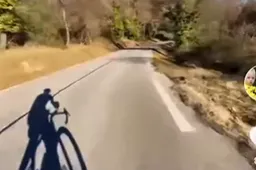 Ondertussen in het peloton | Froome krijgt kritiek voor filmen ziedende afdaling met mobiel