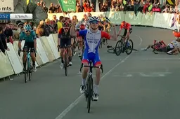 Gaudu profiteert van merkwaardige valpartij en sprint naar ritwinst in Ronde van de Algarve
