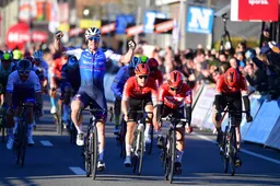 Jakobsen grijpt zege in Kuurne-Brussel-Kuurne na waanzinnige slotkilometer