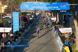 Jakobsen wint met groot vertoon van macht de eerste sprint in Ronde van Valencia