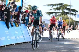 IJzersterke Kämna wint derde etappe Tour of the Alps vanuit vlucht, Bilbao verdedigt leiderstrui