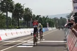 Alsof het zo moest zijn: Oekraïner Budiak wint etappe over Muur van Kigali in Rwanda