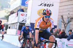 Van der Poel animeert met aanvallend werk in Coppi e Bartali, maar ziet ijzersterke Hayter winnen