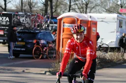 Reusser (SD Worx) soleert naar zege in gravelrit Tour, favorieten houden elkaar in toom