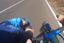 🎥 Lutsenko toont hoe hij (op tijdritfiets) omver geblazen wordt en daardoor het voorjaar mist