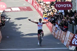 Het Orakel van Slovenië: Pogacar zegeviert na 50 km (!) solo in Strade Bianche