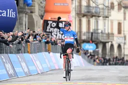 Pogacar rijdt alles op een hoop in Tirreno-Adriatico; Evenepoel en Arensman kukelen van podium