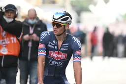 Wielrennen op TV 30 maart 2022 | Dokkeren over de kasseien met Van der Poel en Van Vleuten!