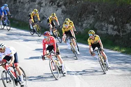 Update | Tobias Foss (Jumbo-Visma) 'redelijk in orde' na valpartij: 'Groot ei onder zijn oog'