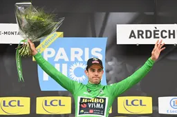 Van Aert na 'communicatiefout' derde in rituitslag: 'Mis nog wat frisheid in de sprints'