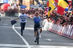 Evenepoel geeft iedereen het nakijken met snoeiharde aanval op La Redoute en wint L-B-L