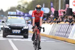 Wright lacht om media-aandacht na beschuldiging Roglic: 'Kreeg ook de schuld van arrestatie Van der Poel'