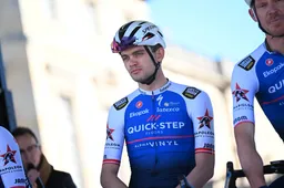 Herstellende Asgreen volgt het koersen vanuit huis in plaats van op de fiets: 'Ben bankexpert geweest'