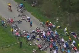 🎥 Grote valpartij in Luik-Bastenaken-Luik: Veel breuken en wonden, Alaphilippe zwaarst gehavend