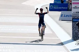 Karren maar: Dylan van Baarle wint Parijs-Roubaix op werkelijk fantastische wijze