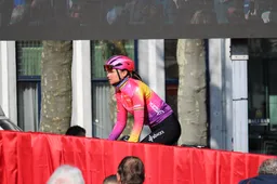 Van den Broek-Blaak kreeg het gat niet dicht: 'Longo-Borghini was hier de sterkste'