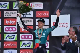 Vlasov rijdt bij eerste keer Waalse Pijl meteen naar podium: 'Teuns verraste me vandaag'