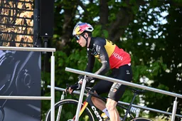 Van Aert lacht om voortdurende vergelijking met Van der Poel: 'Dat verhaal is wel geschreven'