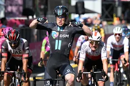 Alberto Dainese (Team DSM) stunt met ritwinst na razendsnelle etappe in Giro d'Italia