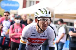 Lachende Mollema met 'grote kater' én blauw oog aan Girostart: 'Discussie met de ploegleider'