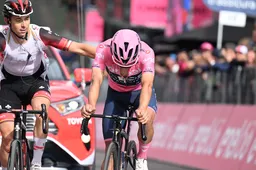 INEOS likt wonden na ineenstorting Carapaz: 'Allemaal trots op Richie, we moeten Jai feliciteren'