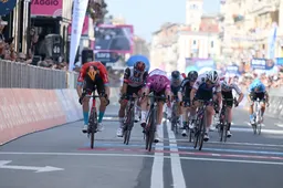 Démare voltooit hattrick in Giro; Eenkhoorn en Van den Berg in zicht van de haven gegrepen