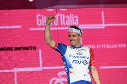 Arnaud Démare kansloos in vierde etappe van UAE-Tour: 'Ondanks de teleurstelling zijn we blij met Bram Weltens lead-out'