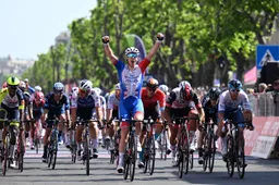 Démare dankt ploeg Van der Poel: Fransman wint massasprint na ontbreken Cavendish en Ewan