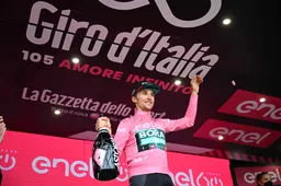 Hindley wint roze trui dit keer wel: 'Zat met 2020 in mijn achterhoofd'