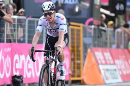 Almeida verliest halve minuut op Carapaz, maar blijft optimistisch: 'Er is nog niets verloren'