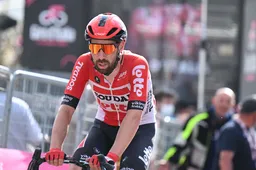 De Gendt biedt excuses aan na val in koninningenrit Parijs-Nice: 'Sorry voor de renners die ik meesleurde'