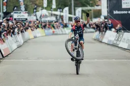Pidcock zet concurrentie voor paal door meteen te winnen bij mtb-rentree: 'Had al snel een gaatje'