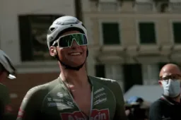 Ondertussen in het peloton | Giro-organisatie adoreert Van der Poel: 'Zo ben je een kampioen'