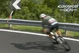 🎥 Van der Poel scheert langs rand van de afgrond, maar redt zichzelf in Giro-afdaling