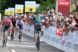 Vlasov wint na zinderende finale, Evenepoel verliest tijd in Ronde van Zwitserland