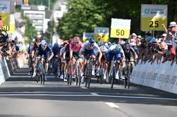 Daryl Impey klopt Matthews in sprint van uitgedund peloton in Ronde van Zwitserland