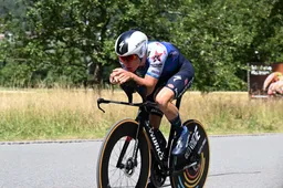 Evenepoel vlamt naar winst in tijdrit Zwitserland, eindzege naar Thomas
