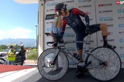 Thomas snelt op excentrieke Pinarello naar eindwinst: 'Supermooi na verlies in 2015'