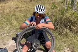 Thomas Dekker 'baalt als een stekker' na drie lekke banden in Unbound Gravel