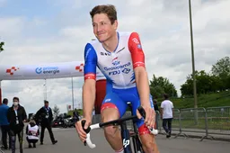 Küng op roze (of gele) wolk met geboorte zoon; Zwitser skipt nationale kampioenschappen