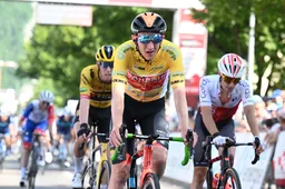 Williams behoudt gele trui ondanks slecht moment: 'Voelde alsof ik in een oven reed'