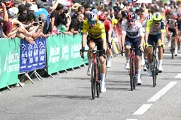 Van Aert kan ploeg niet genoeg bedanken na zege: 'Als zelfs de klassementsmannen van 60 kg helpen...'