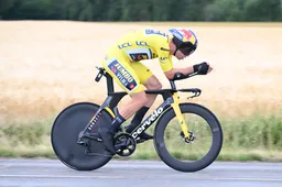 Van Aert komt twee tellen tekort: 'Dan ga je direct nadenken waar je het hebt laten liggen'