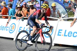 Adam Yates zakt in de pikorde als hij bij INEOS blijft: 'Bouwen verder met jonge groep'