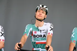 Vlasov verliest bijna twee minuten op slotklim: 'Ik had pijn in mijn onderrug'