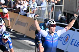 Jakobsen wachtte en wachtte in Vlaanderen: 'Door de tegenwind moest je laat aanzetten'