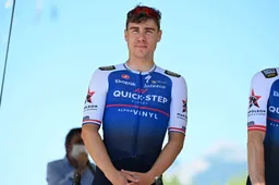 Jakobsen op tijd binnen na 'volle Kuip' op Alpe d'Huez: 'Iedereen weet dat ik een vechter ben'