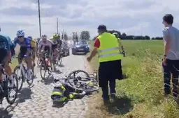 🎥 Update | Biniam Girmay heeft geen ernstige blessures na val op kasseistrook