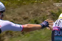 Peloton zoekt vele vormen van verkoeling op: Politt deelt ijsblok met Honoré